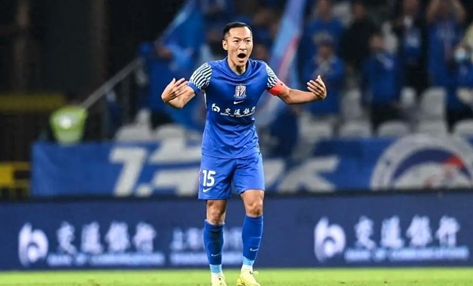 转播镜头显示吴曦主罚点球时，现场似有激光笔干扰