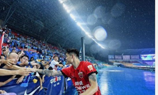 中超纪录：球迷热情涌动，申花票房破八亿