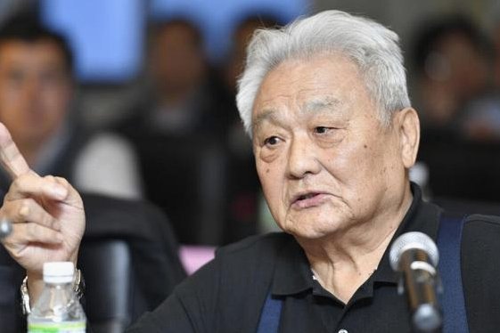 武磊携众弟子为93岁恩师年维泗祝寿：传承足球精神