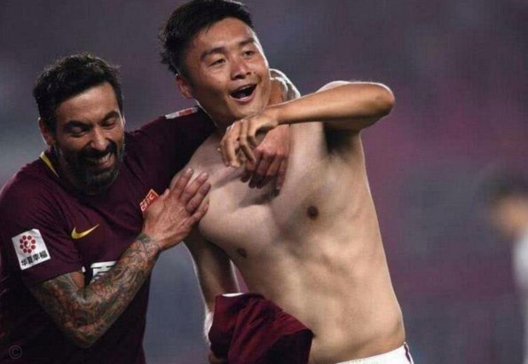 中超-热菲尼奥制胜球脱衣庆祝被驱逐 铁人3-2海港夺3连胜
