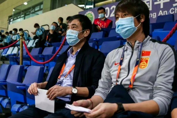 国足低迷引球迷转向男篮，再回看国足