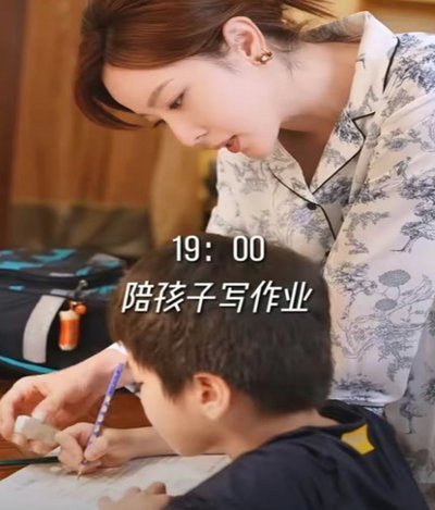 张琳芃辅导儿子的温馨日常，网友感慨：这才是好爸爸！