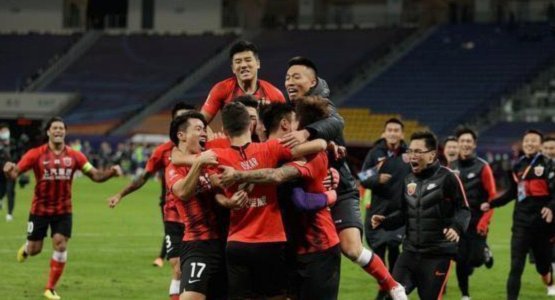 海港与申花球迷在社交媒体上的激烈交锋